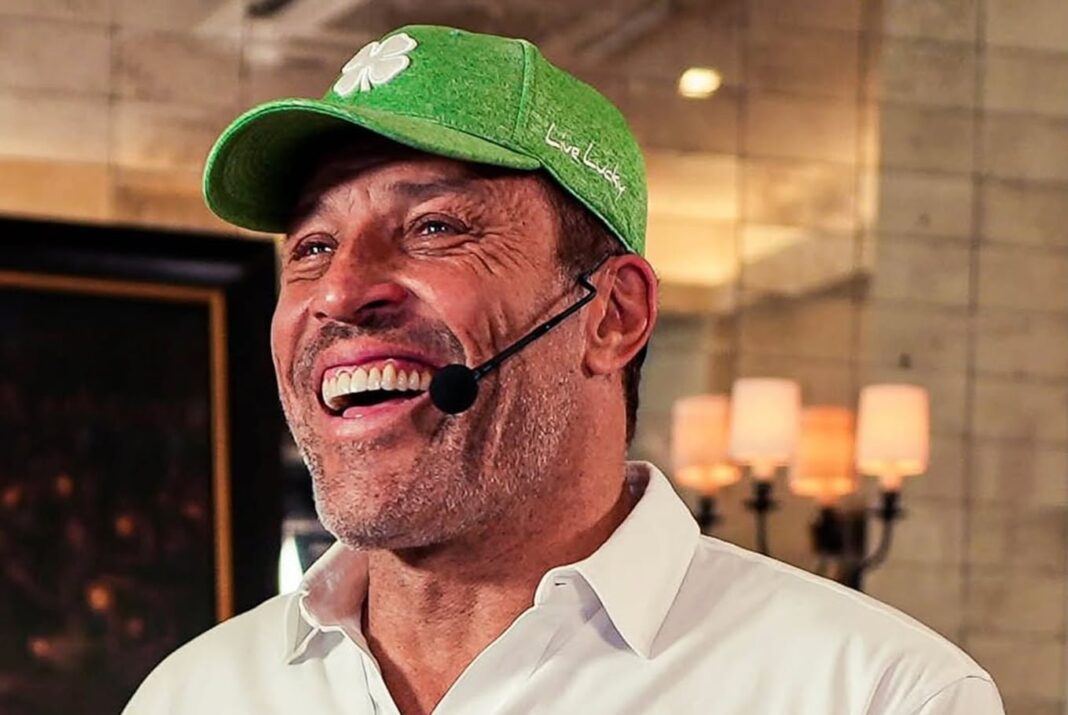 Tony Robbins en una conferencia motivacional