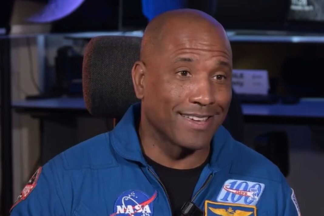 Victor Glover, piloto de la misión Artemis II, en la cápsula Orión