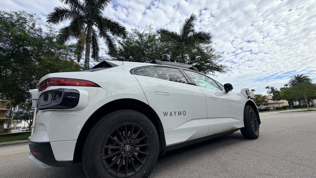 Vans eléctricos autónomos Waymo en Los Ángeles