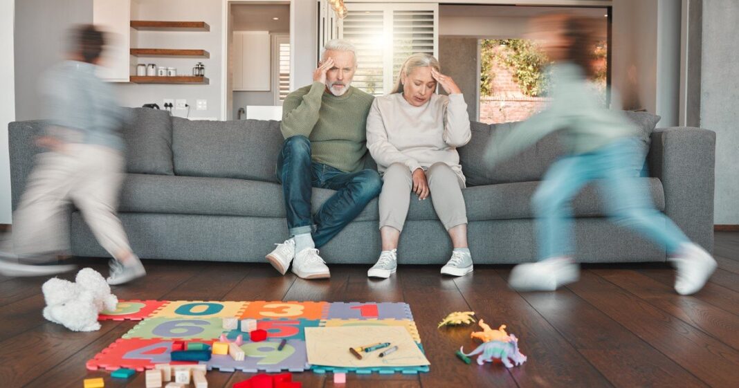 Abuelos y nietos compartiendo tiempo juntos