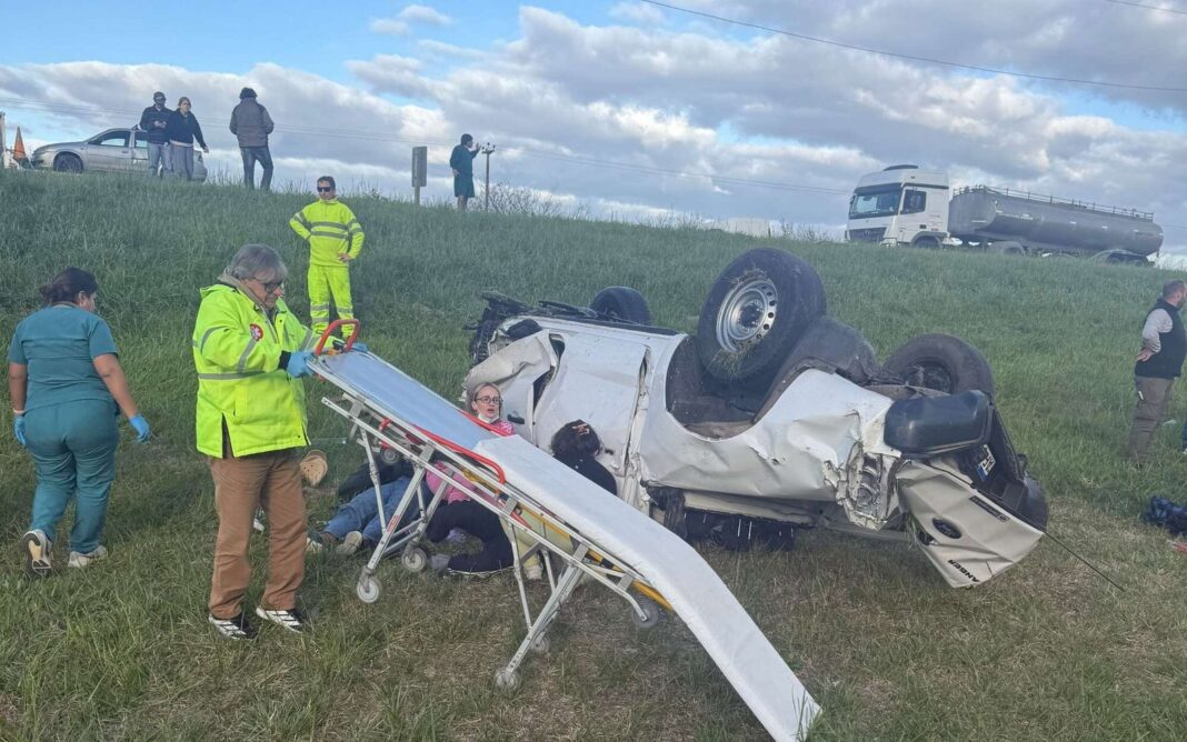 Camioneta volcada en el cantero central de la Ruta 2 a la altura del kilómetro 125, en Chascomús