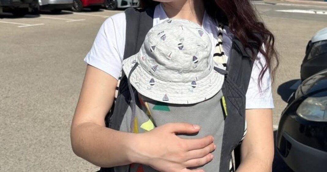 Madre de acogida sosteniendo a un bebé en brazos