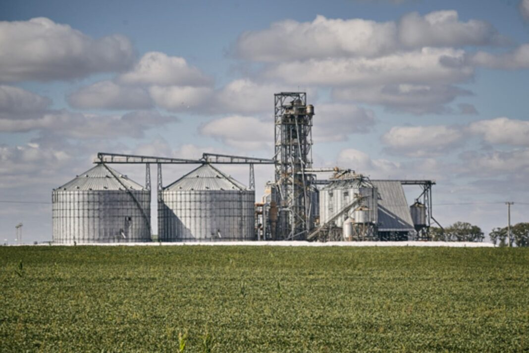 Campo agrícola con maquinaria