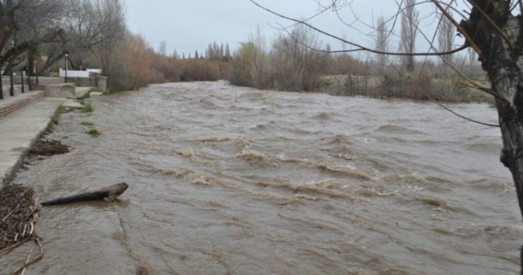 Río desbordado en Neuquén durante el temporal