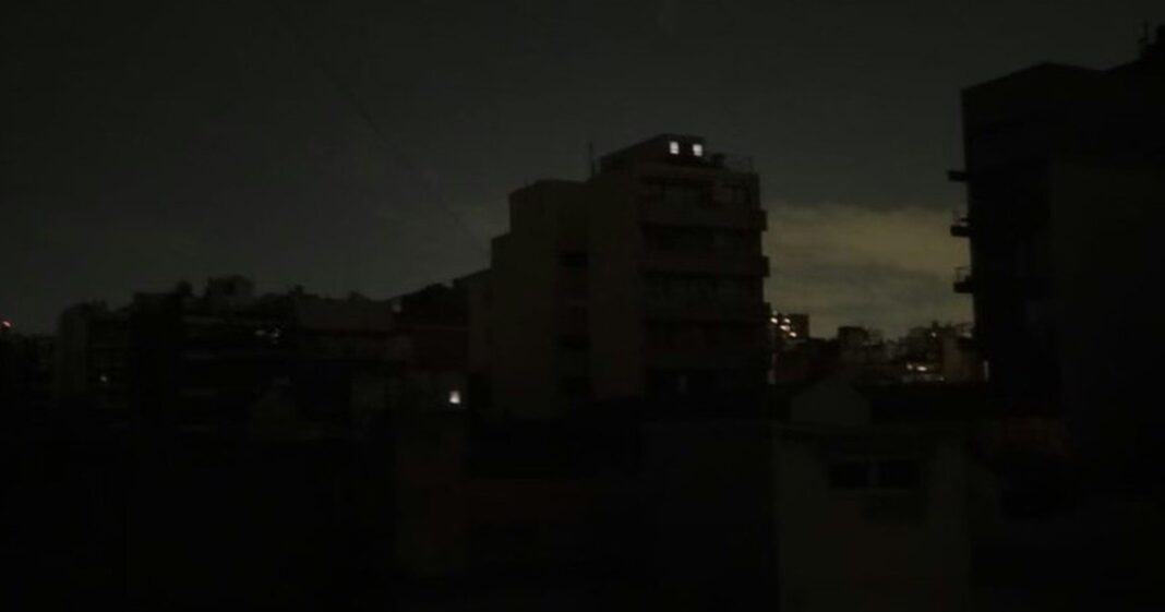 Bomberos rescatando a personas atrapadas en ascensores durante un apagón en Buenos Aires