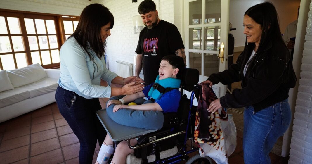 Bastian Jerez junto a Melina Santillán en la clínica de rehabilitación