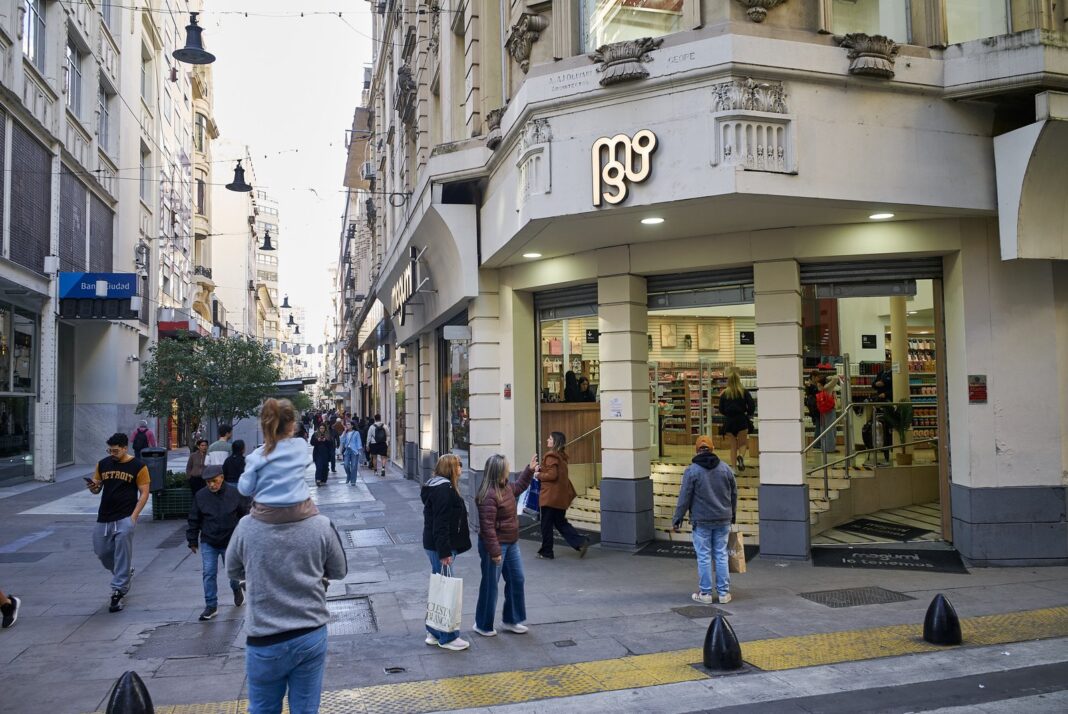 Fachada de un bazar chino en la calle Florida del microcentro porteño