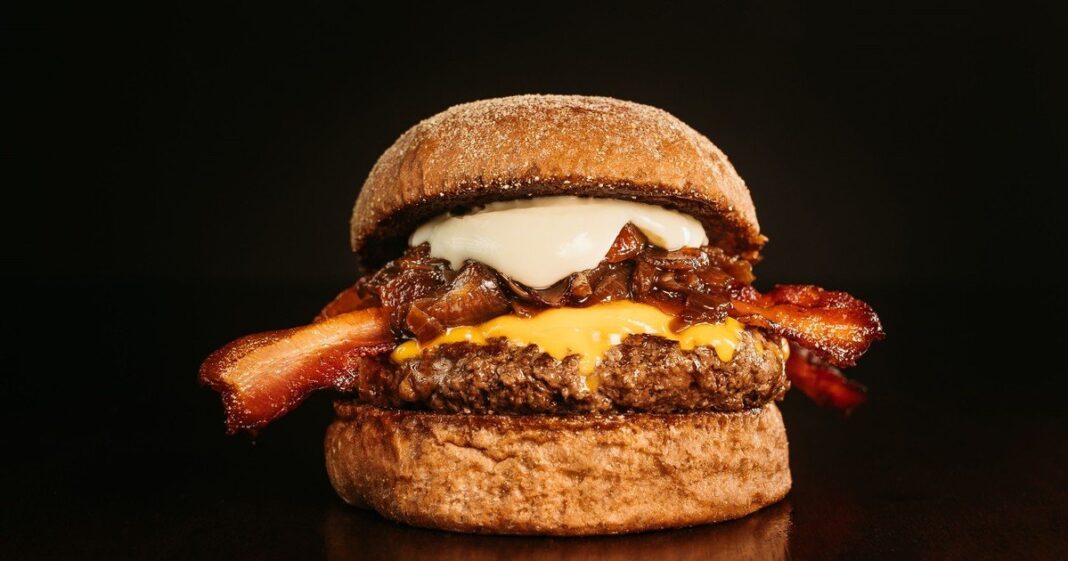 Hamburguesa casera con corteza dorada y crujiente