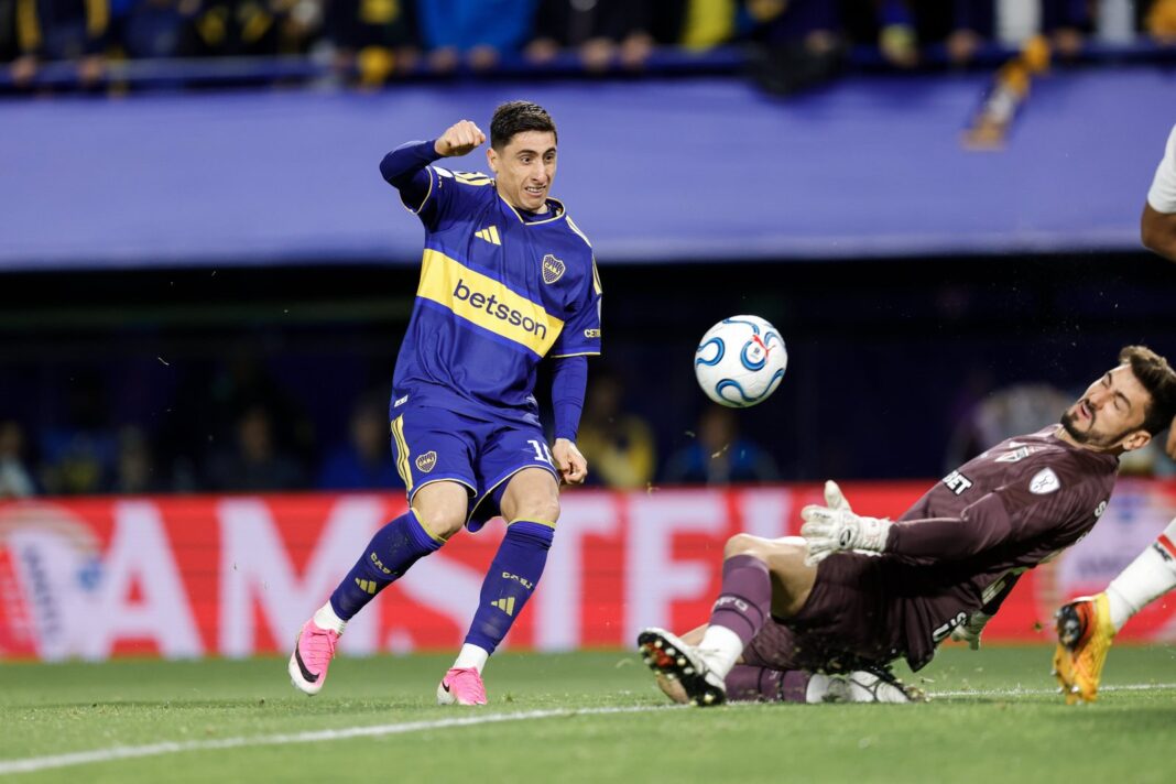 Jugadores de Boca Juniors y San Pablo durante el partido en La Bombonera