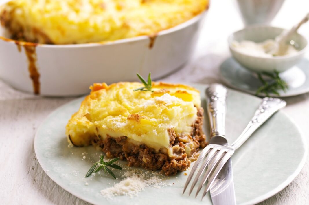 Pastel de papa con relleno jugoso de carne y caldo de verduras