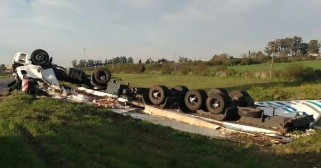 Camión volcado en la ruta nacional 14 con mercadería esparcida y personas retirando cajones