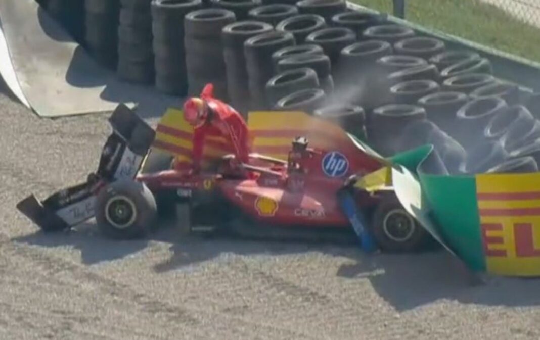 Monoplaza de Ferrari dañado tras el accidente de Charles Leclerc en el circuito de Monza