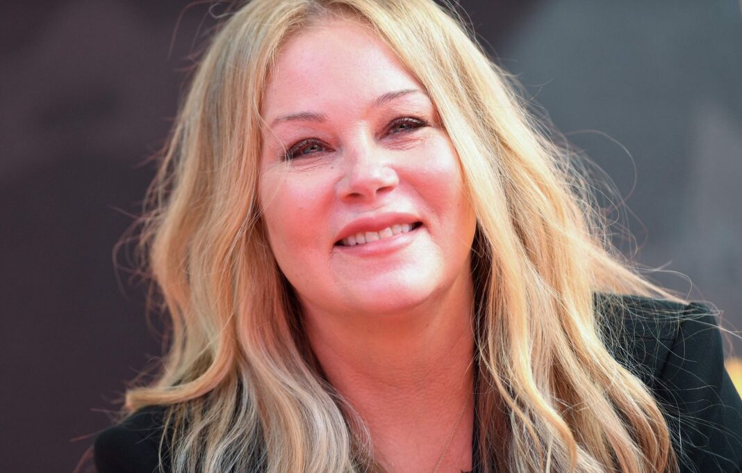 Christina Applegate sonríe a la cámara en su primer video de Instagram tras meses internada