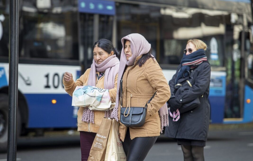 Termómetro en la vía pública indicando baja temperatura