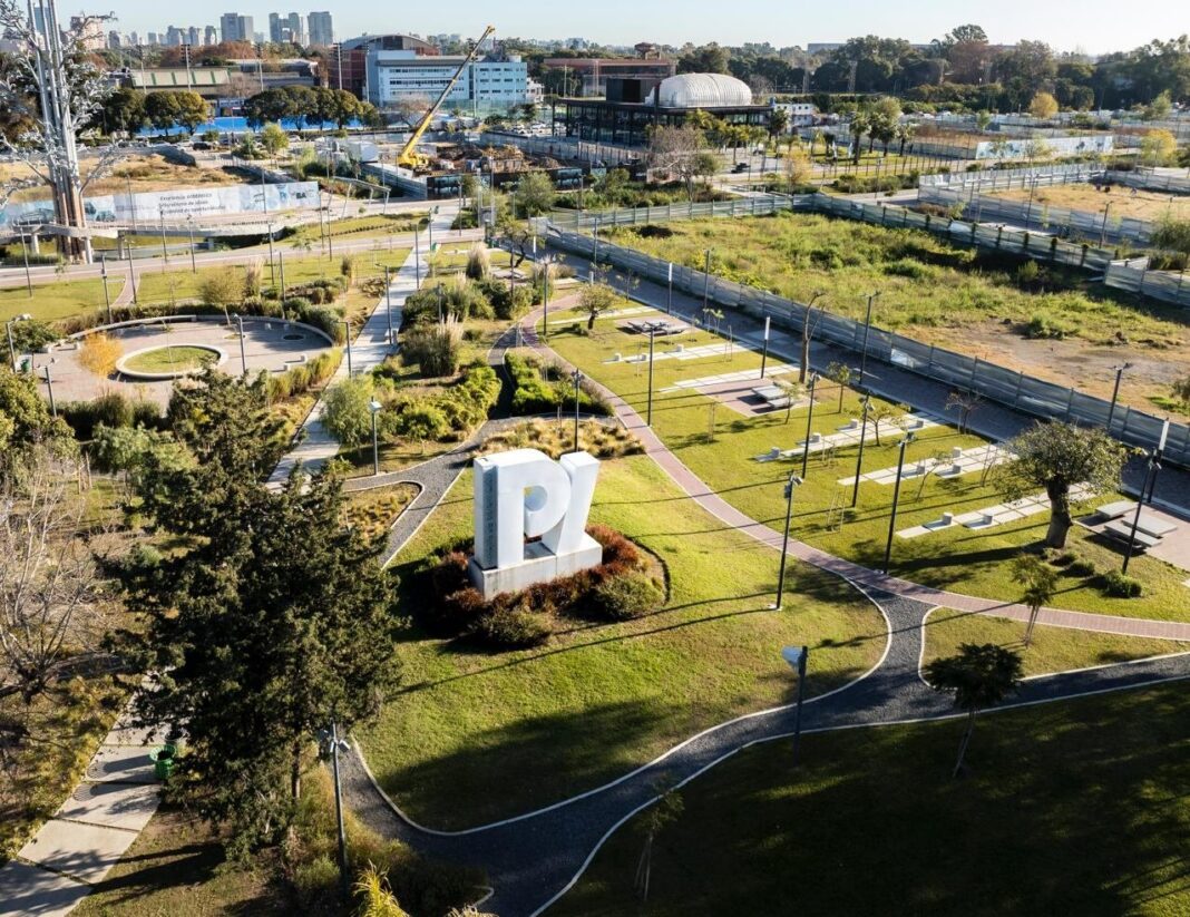 Vista de grúas y construcción en el barrio de Núñez, Ciudad de Buenos Aires