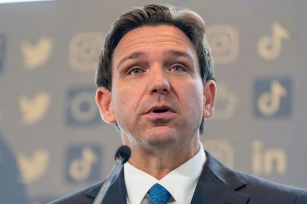 Ron DeSantis, gobernador de Florida, en una conferencia de prensa