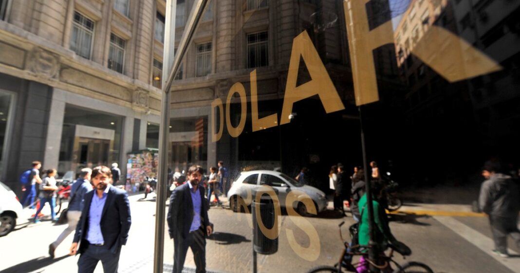 Cotización del dólar blue y dólar oficial en Argentina