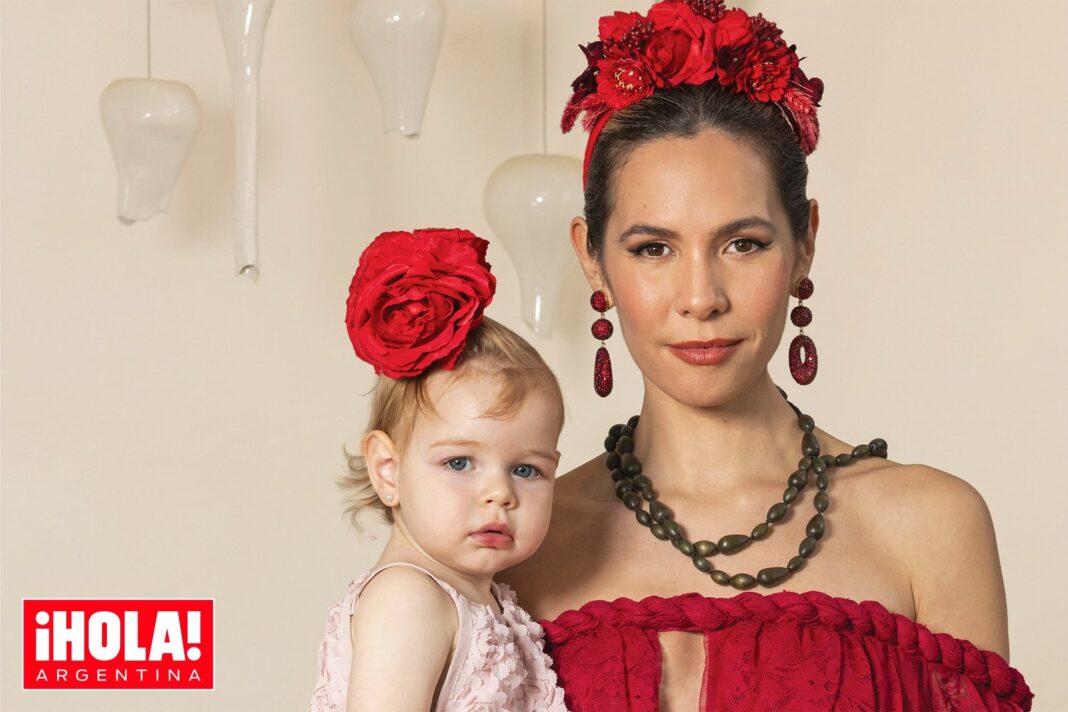 Elina Costantini posa junto a una obra de Frida Kahlo