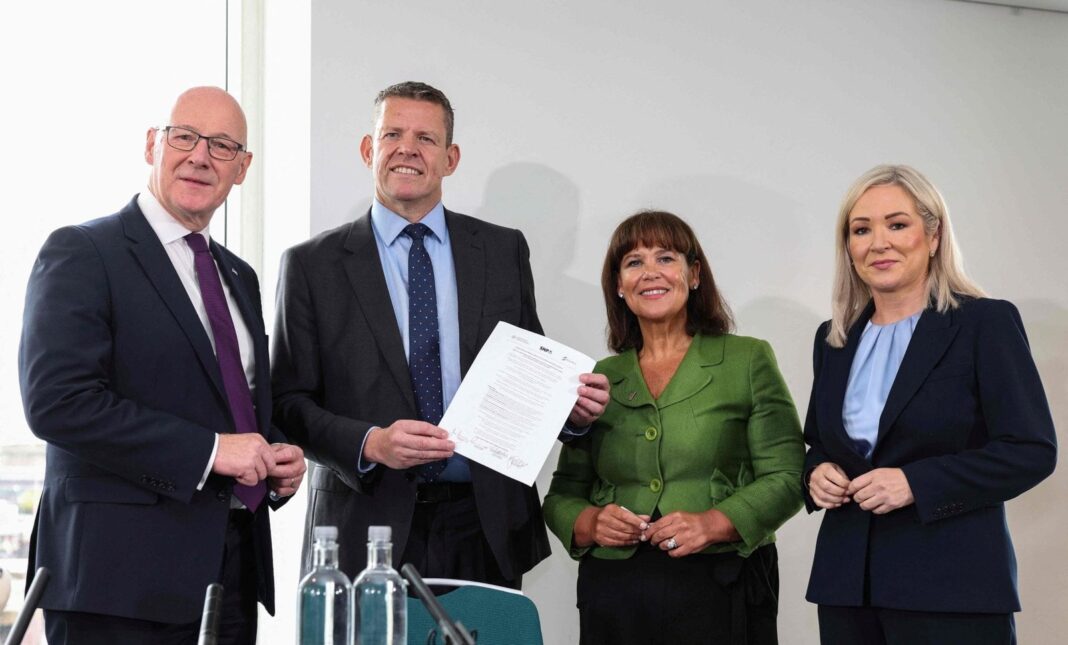 Líderes de Escocia, Irlanda del Norte y Gales en la firma del memorando de entendimiento