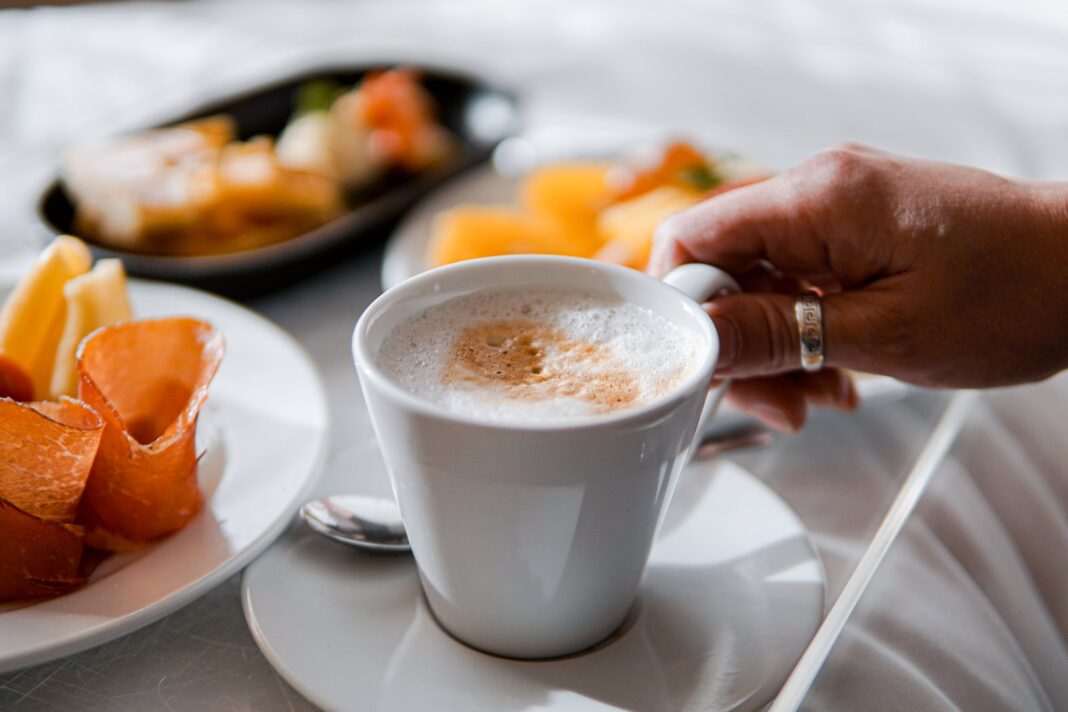Desayuno típico argentino con café con leche, tostadas y jugo de naranja