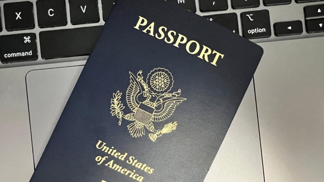 Pantalla de computadora mostrando el sitio web America.gov para trámites de pasaporte