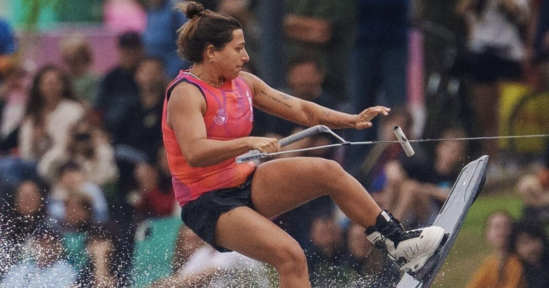 Eugenia de Armas compitiendo en wakeboard en los Juegos Suramericanos Santa Fe 2026