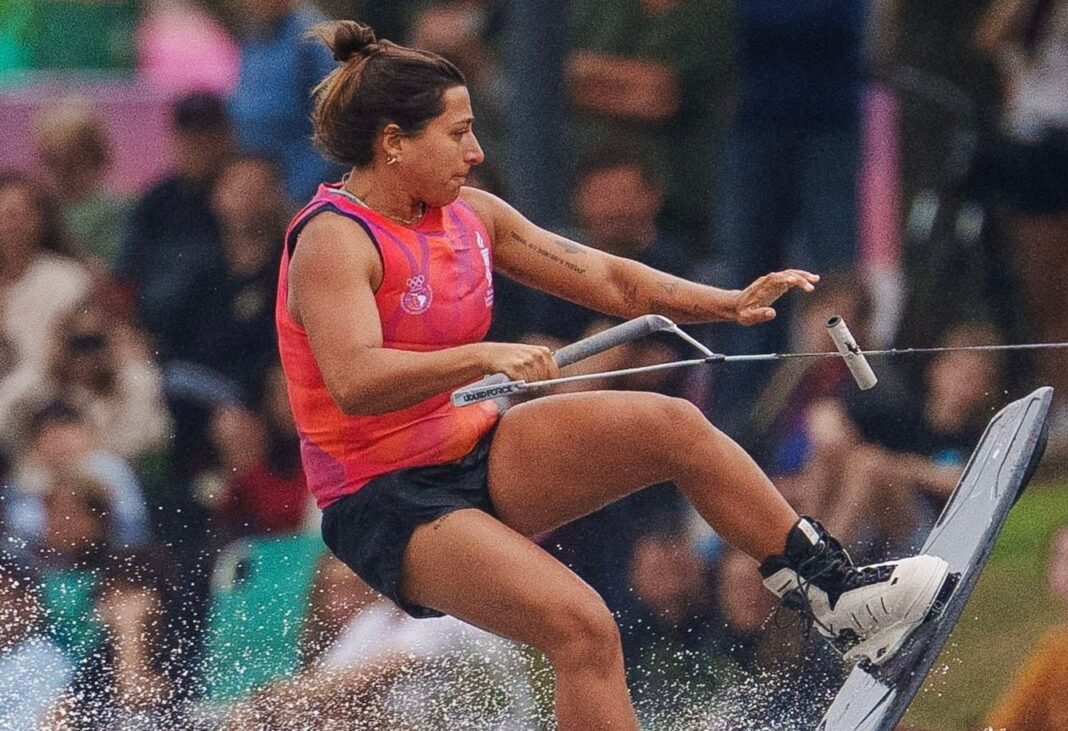 Eugenia de Armas compitiendo en wakeboard en los Juegos Suramericanos Santa Fe 2026