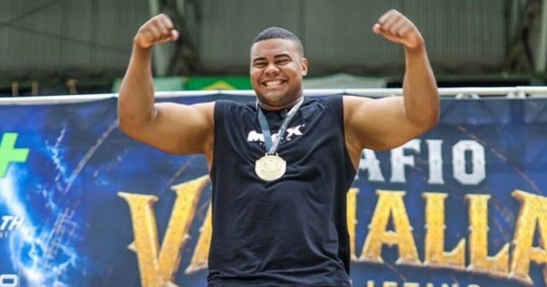 Willian Brito Piovezan levantando 420 kilos en peso muerto