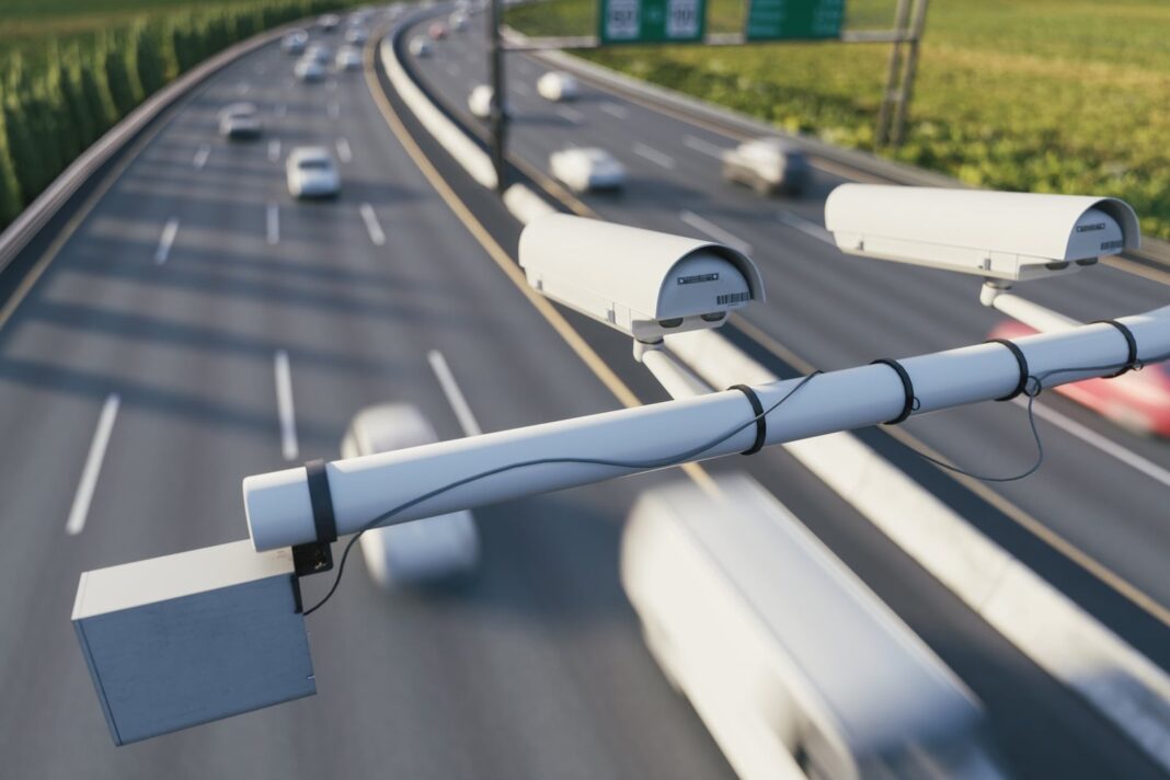 Señal de límite de velocidad máxima 100 km/h en una autopista de la Ciudad de Buenos Aires