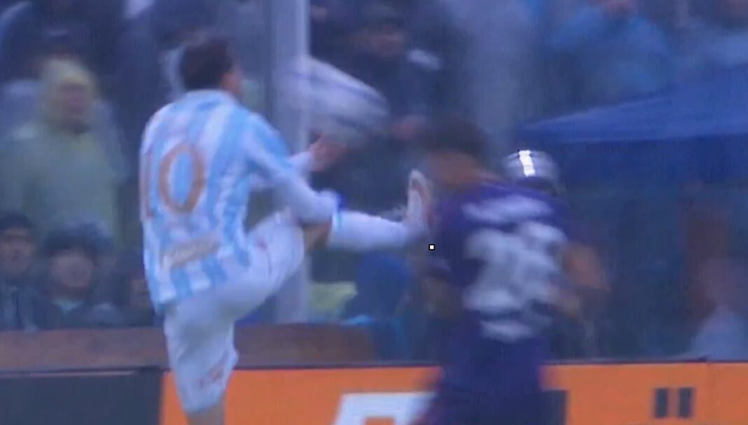 Franco Nicola de Atlético Tucumán golpea con su botín a Lucas Martínez Quarta de River