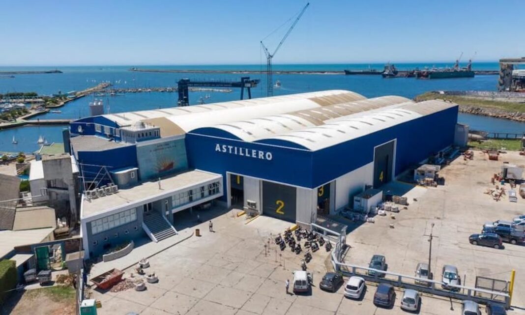 Astillero argentino con embarcaciones en construcción