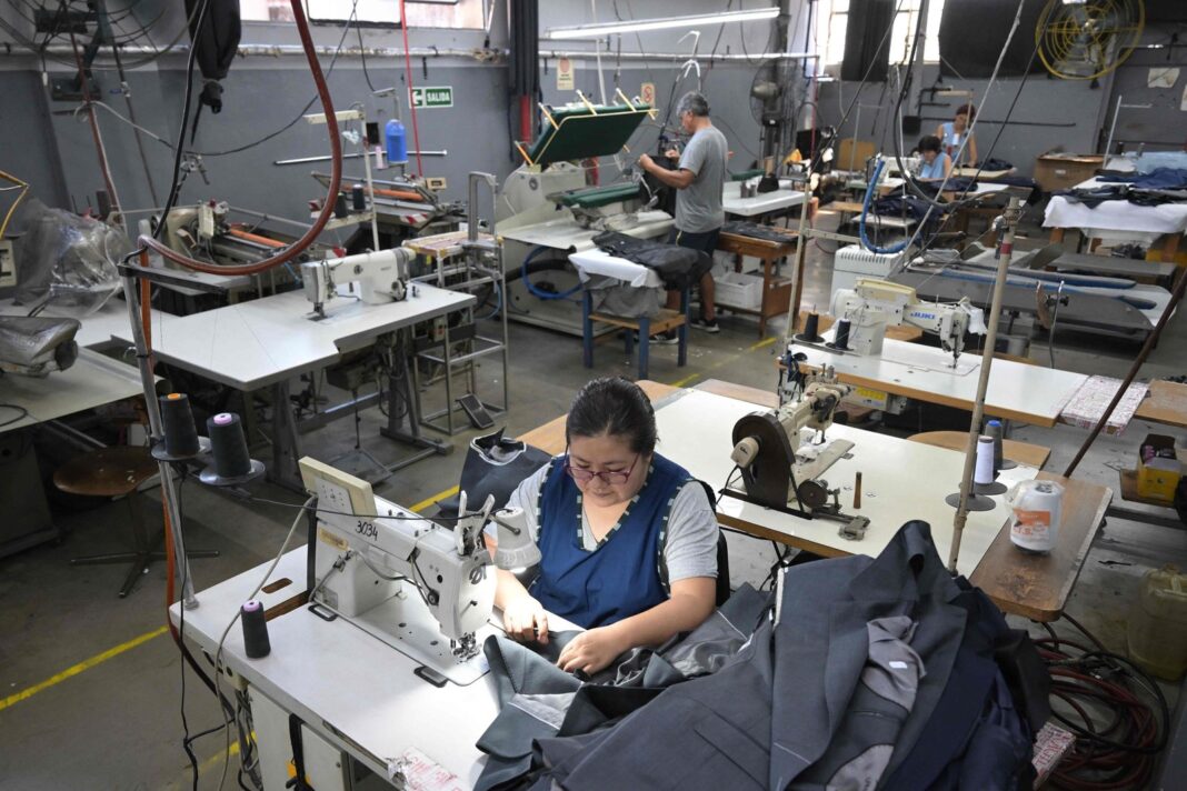 Trabajadores en una fábrica textil