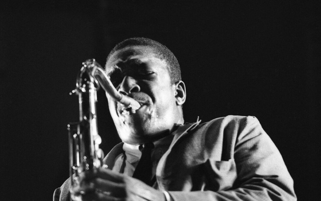 John Coltrane tocando el saxofón tenor en una presentación en vivo