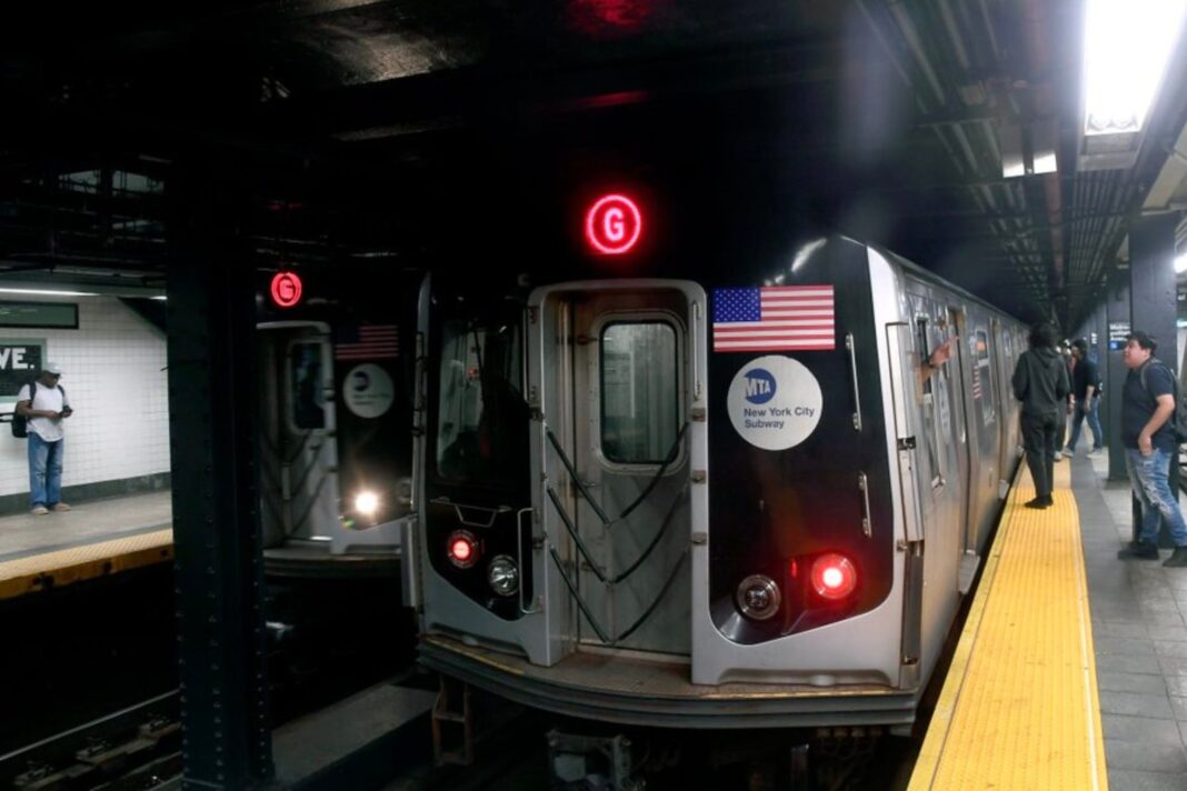 Usuario pasa tarjeta en lector OMNY del subte de Nueva York