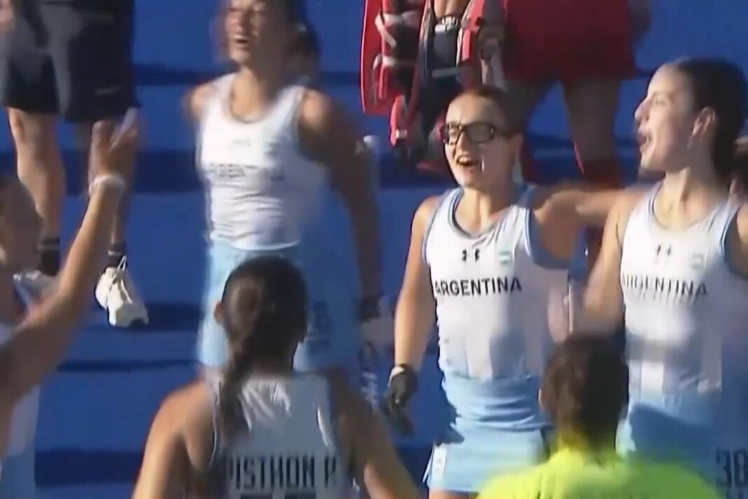 Jugadoras de Las Leonas celebrando con la medalla de oro en los Juegos Suramericanos Santa Fe 2026