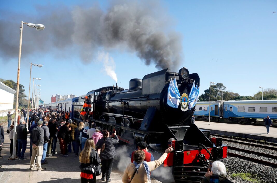 Locomotora 3925 de vapor en la Estación Ferroautomotora de Mar del Plata