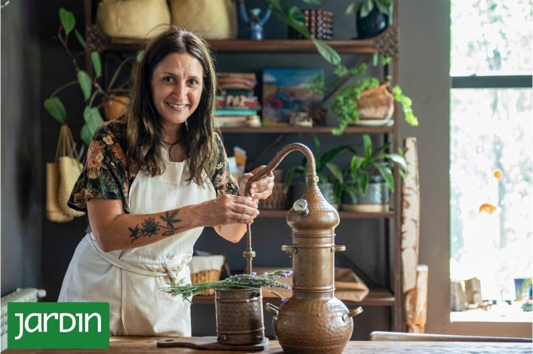 Marina Luci elaborando cremas artesanales con flores medicinales en su laboratorio de Ingeniero Maschwitz