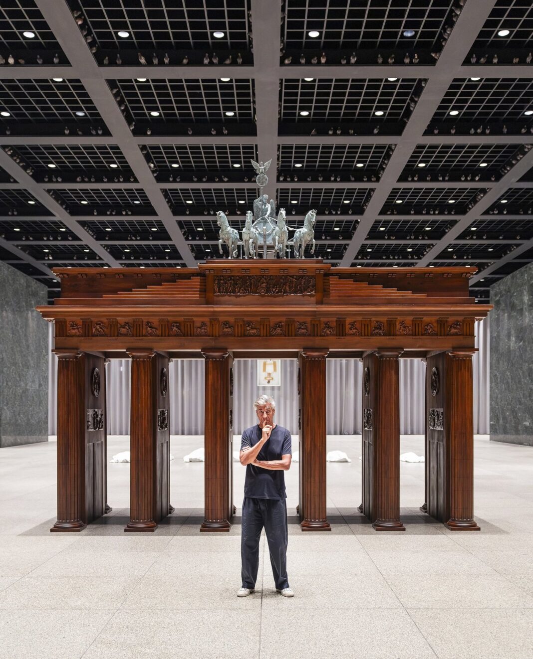 Maurizio Cattelan en la inauguración de su exposición 'Night' en la Neue Nationalgalerie de Berlín