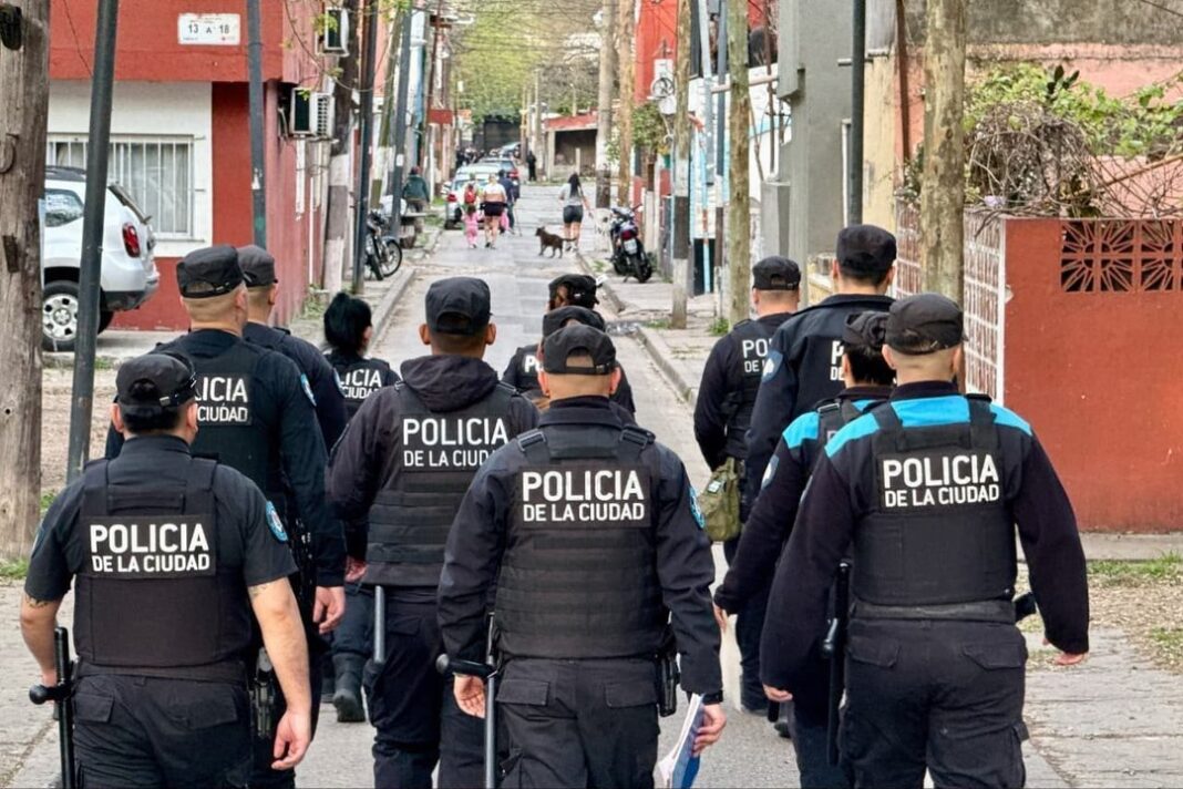 Policías durante un operativo en una villa de Buenos Aires