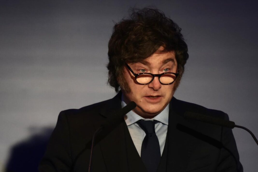 Javier Milei y Federico Sturzenegger en un acto oficial