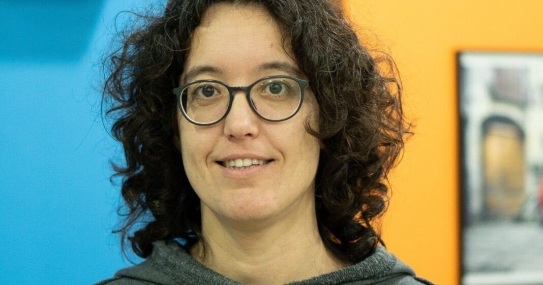 Profesora de autoescuela dando una clase práctica de conducción