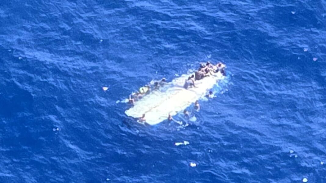 Helicóptero de la Guardia Costera sobrevolando la zona del naufragio en el Canal de la Mona