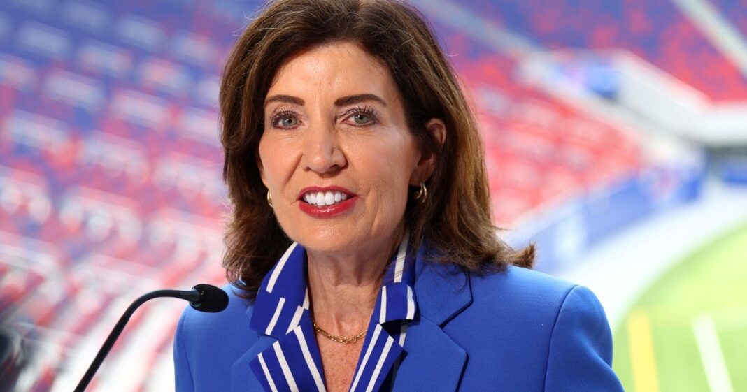 Gobernadora Kathy Hochul anunciando el programa de reembolso de energía en Nueva York