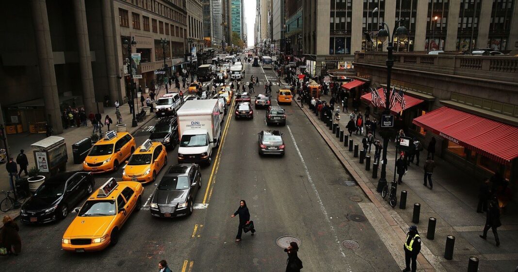 Señal de tránsito en Nueva York con texto sobre límite de velocidad