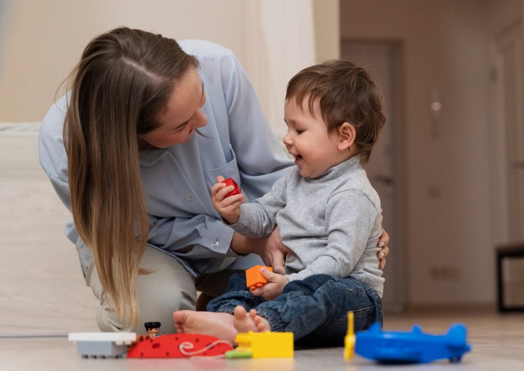 Niñera cuidando a un niño en una casa