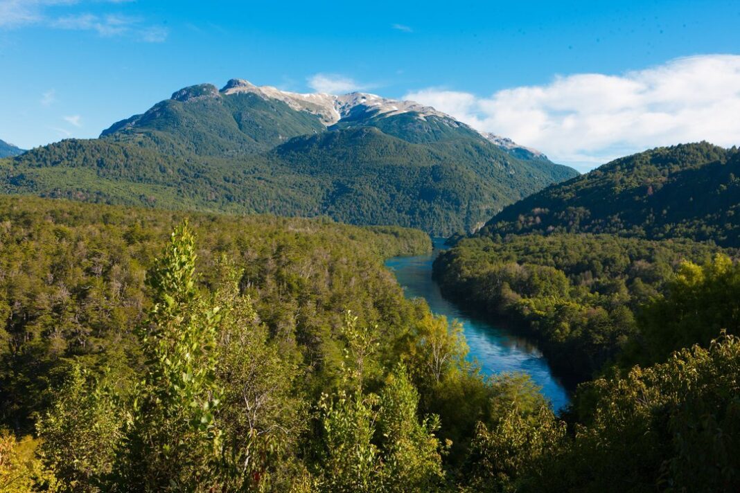Vista de un parque nacional en Argentina con visitantes y guías turísticos