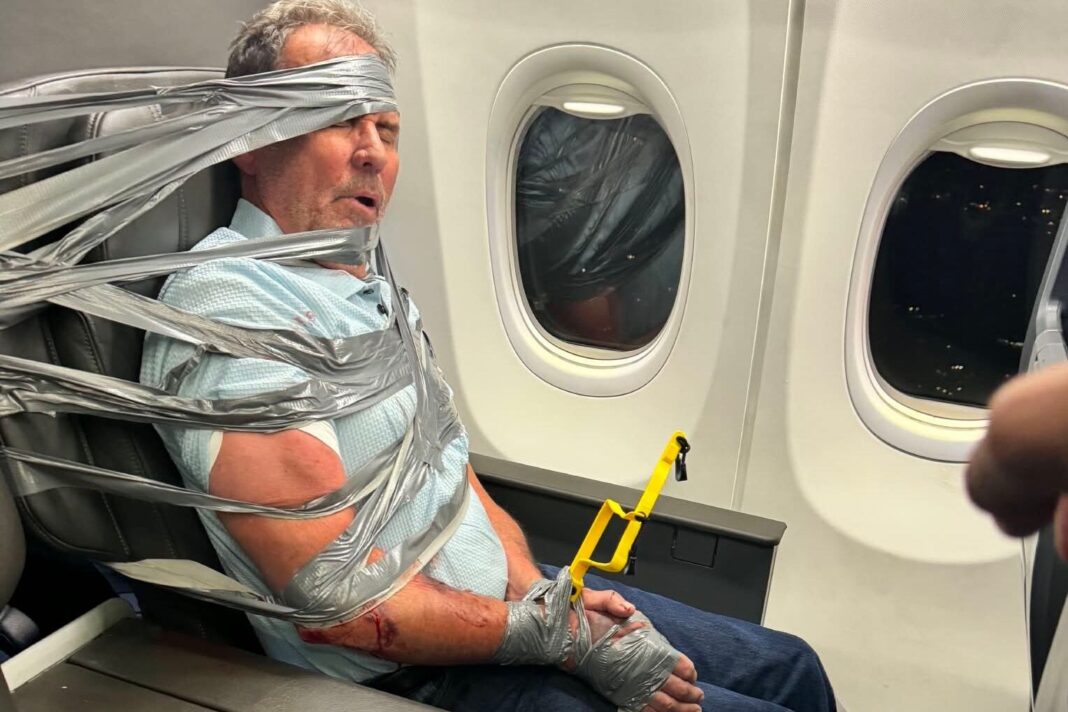 Pasajero atado con precintos y cinta adhesiva en un vuelo de American Airlines