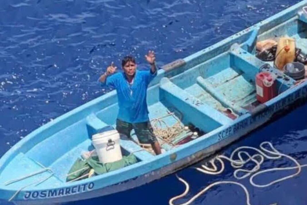 Embarcación pesquera en el océano Pacífico cerca de Oaxaca