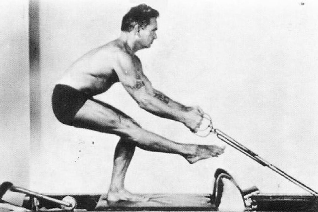 Instructora de pilates Melani Giommetti durante una clase en el centro de entrenamiento Toulouse