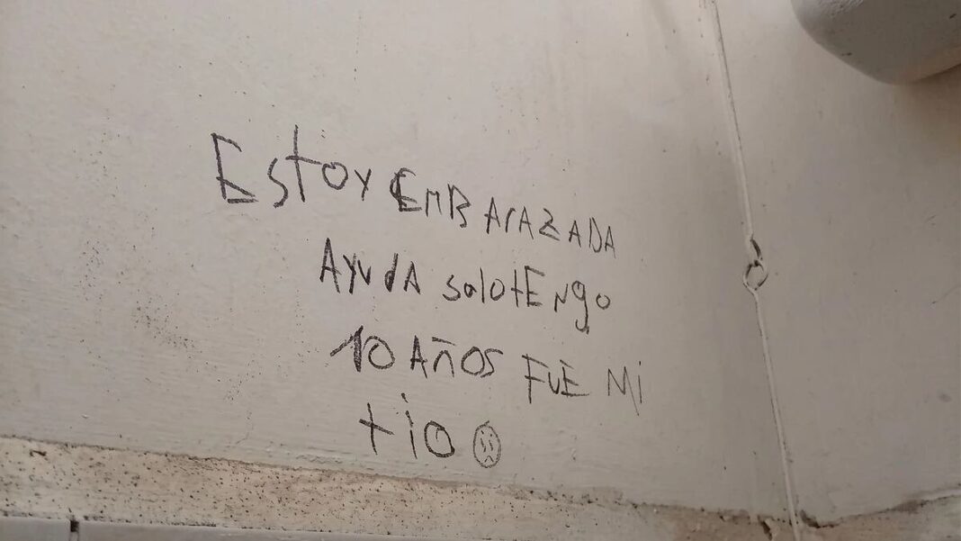 Fachada de escuela en San Juan donde apareció una pintada en el baño